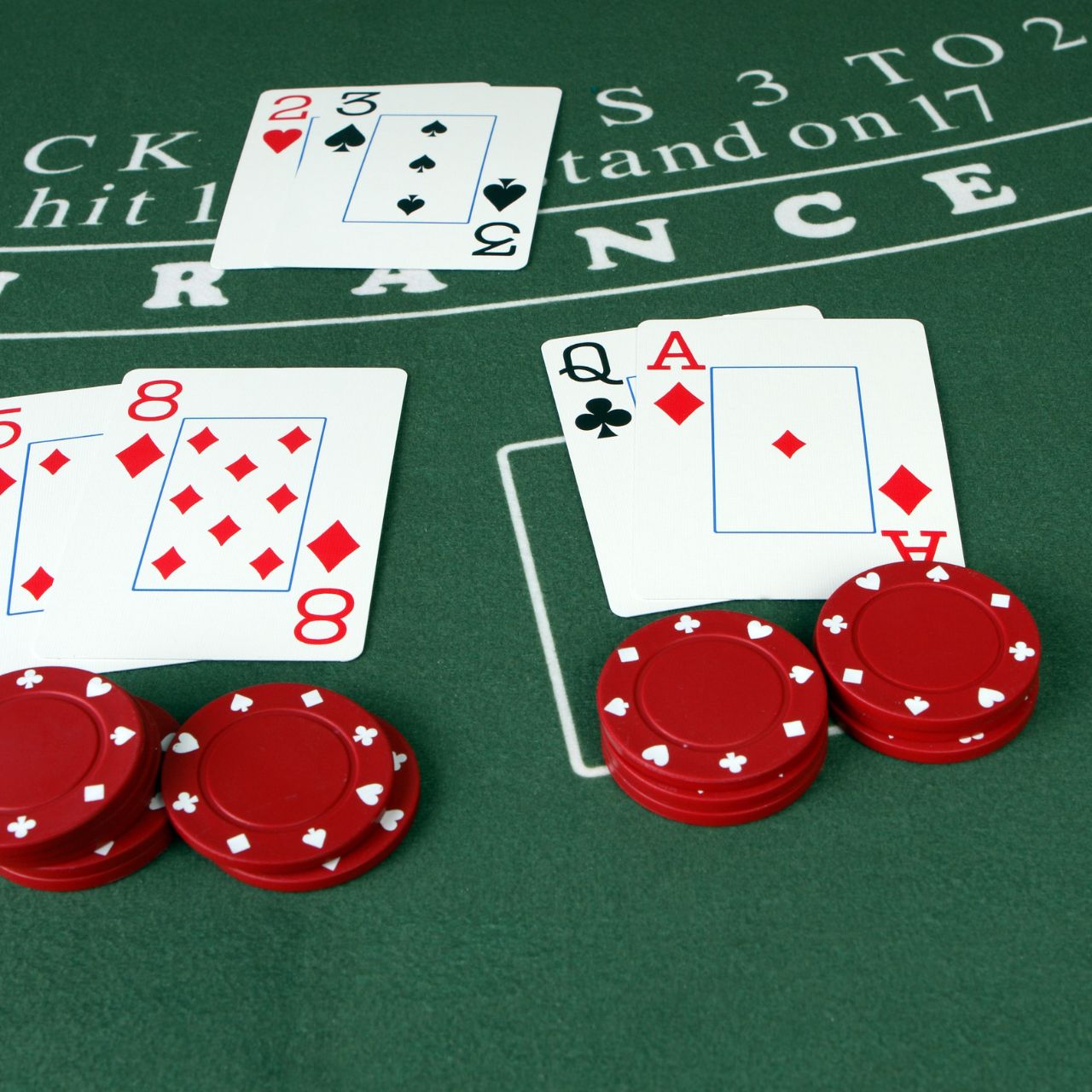 21 點係線上娛樂城與實體賭場都極度盛行嘅紙牌遊戲。玩家需與莊家比點數,接近 21 而唔爆牌即可獲勝。