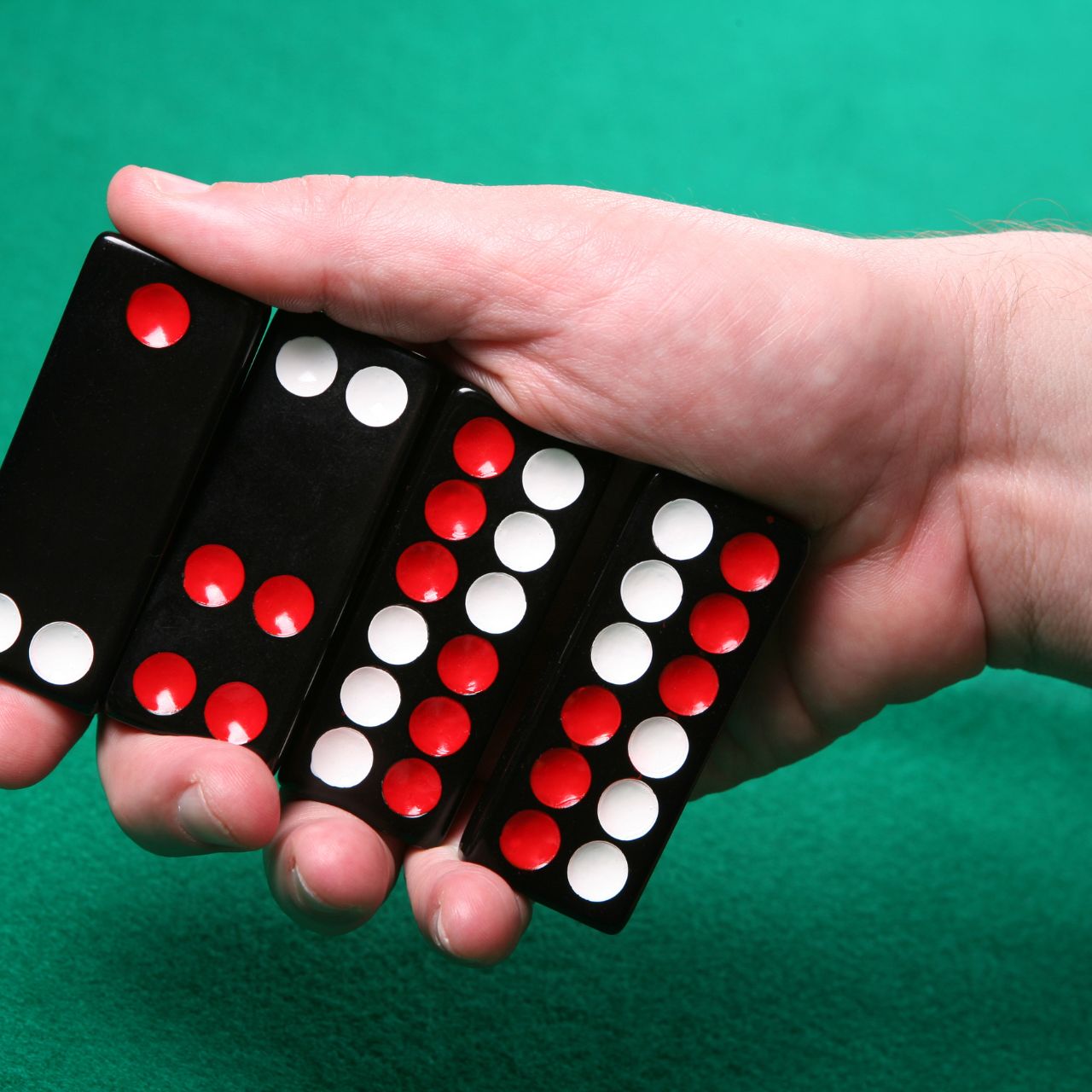 牌九使用中國傳統的骨牌,玩法由莊家與玩家比「天牌」、「地牌」組合,適合喜歡策略的賭場遊戲。