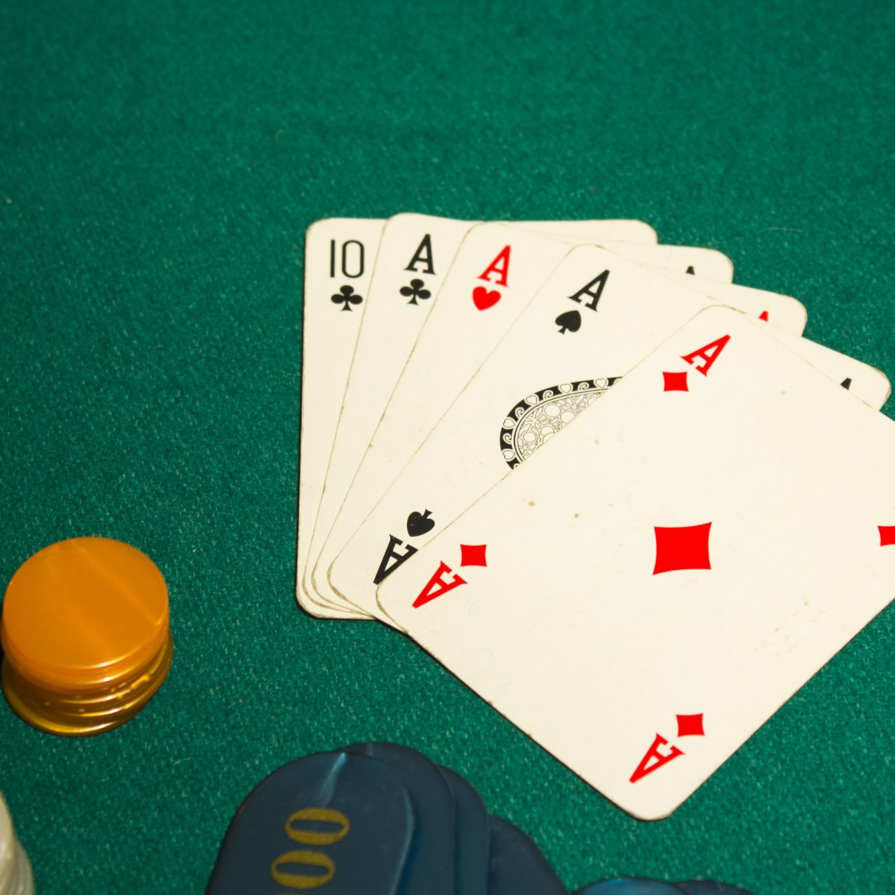 牛牛(又稱牛牛牌)係香港及華語線上娛樂城非常受歡迎嘅賭博遊戲,以五張牌配牌成牛型決勝。