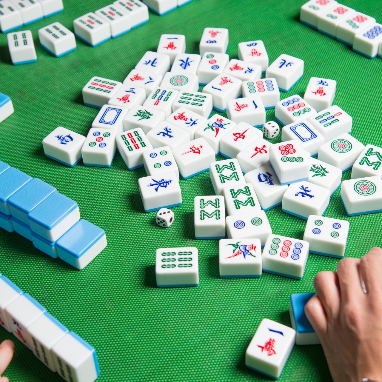 麻將係華人文化中極具代表性嘅娛樂遊戲,線上娛樂城亦提供多款麻將玩法,如港式、川麻、國標等。遊戲轉成網絡形式後,結合智能配桌與即時聊天功能,玩家可與其他真人玩家同場競技。